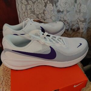 Nike Revolution 8 Unisex Men 7.5 Wm9 White Purple Ghost Athletic Sneaker NIB